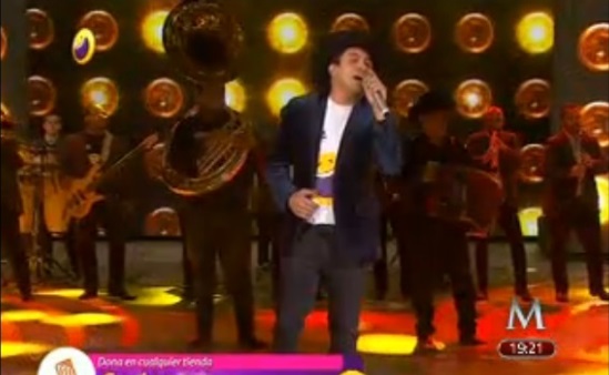 El cantante durante su presentación en el Teletón.
