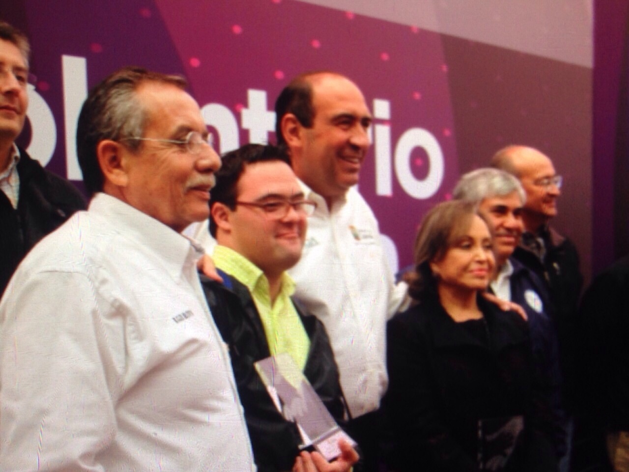 Entrega de la presea a los mejores voluntarios de Coahuila. 