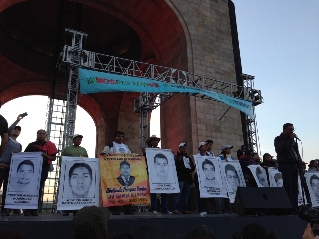 Llegan manifestantes al Monumento a la Revolución.