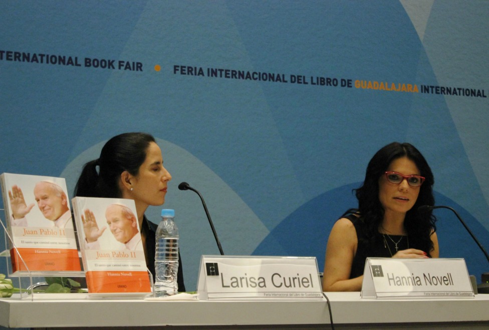 La periodista mexicana Hannia Novell, presentó su primer libro, Juan Pablo II. El santo que camino entre nosotros