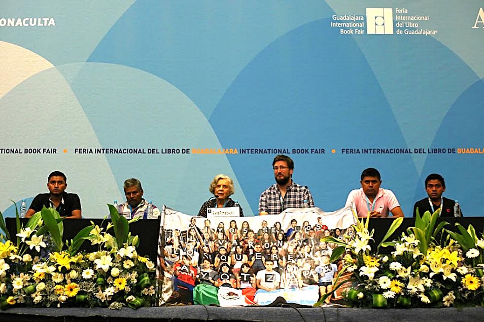 Una hora con la Poni se convirtió en una hora por Ayotzinapa
