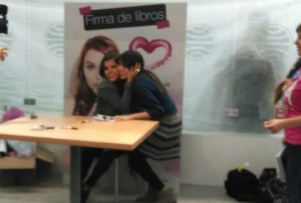 Yuya estará firmando libros hasta las 6 de la tarde