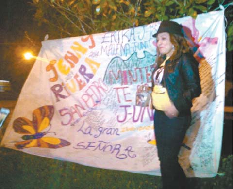 Las fans hasta pancartas llevaron a Iturbide. 