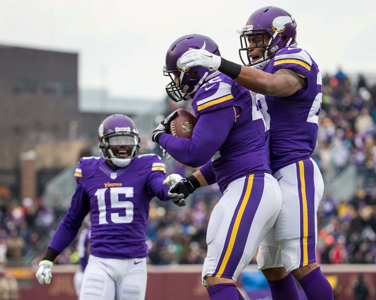 Los jugadores de Vikingos celebran el triunfo 