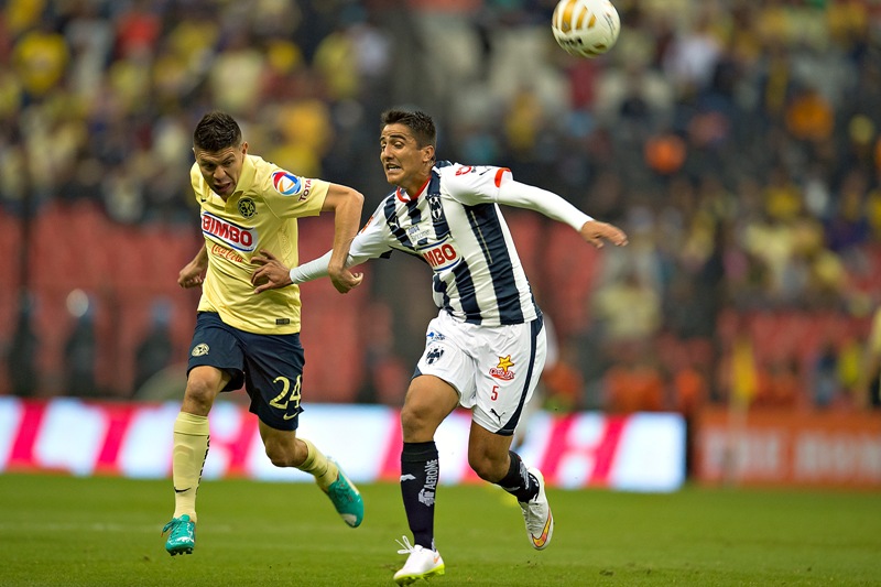 Oribe Peralta trata de ganar el balón 