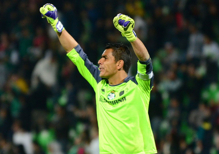 Oswaldo Sánchez vistió los colores verde y blanco durante siete años.