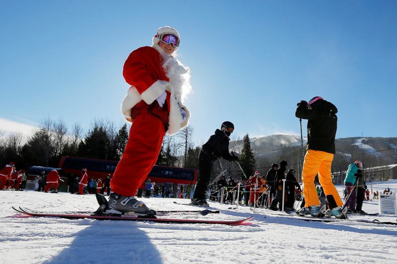 Santas esquían para ayudar 