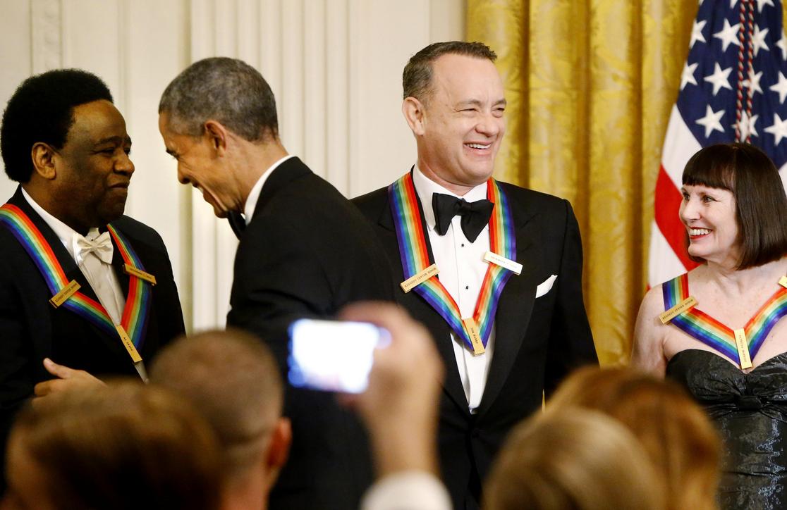 Tom Hanks mostró su emoción al recibir el reconocimiento. 