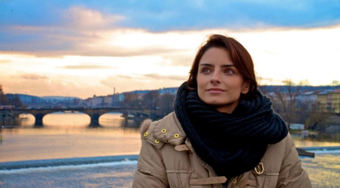 Aislinn Derbez protagoniza 'Milagro en Praga'.