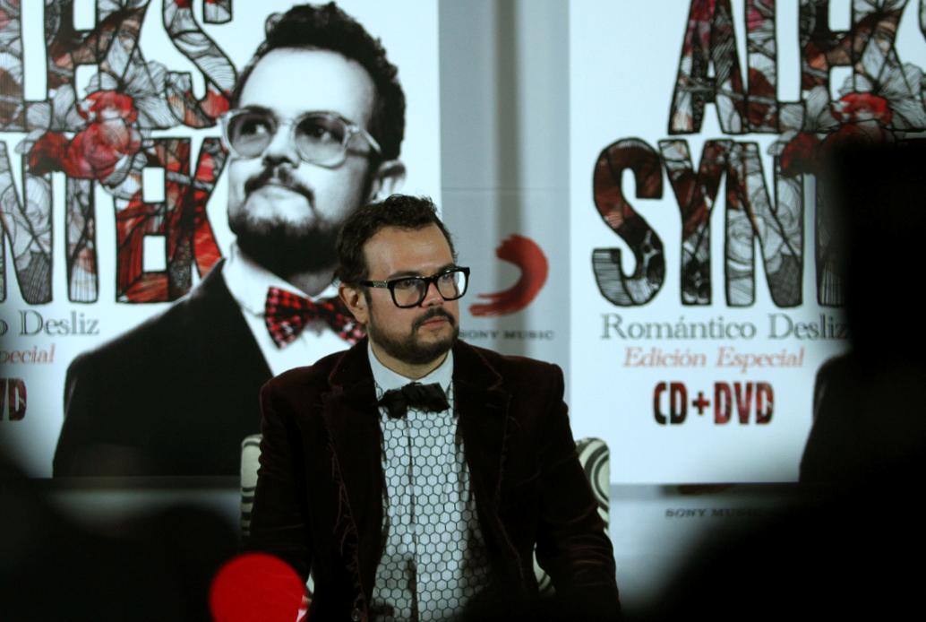 Aleks Syntek presentó la edición especial de ‘Romántico desliz’. 