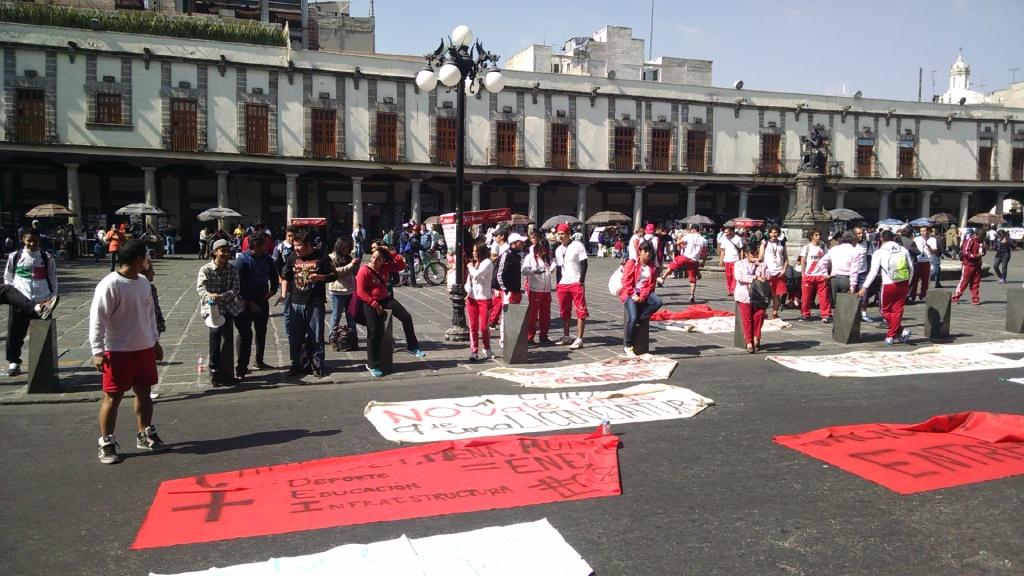 Estudiantes protestan frente a la SEP- Grupo Milenio