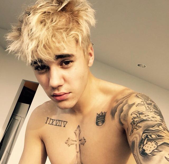 Así luce el cantante con su nuevo color de cabello. 