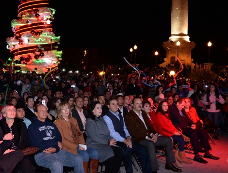 El gobernador durante el encendido del árbol. 