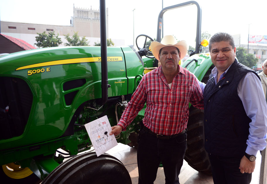 Entrega en la explanada de la Plaza Mayor.