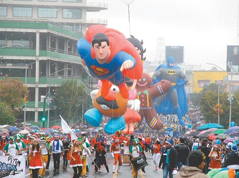Estudiantes amanizaron el evento con música, tamboras y acrobacias el recorrido de los personajes.