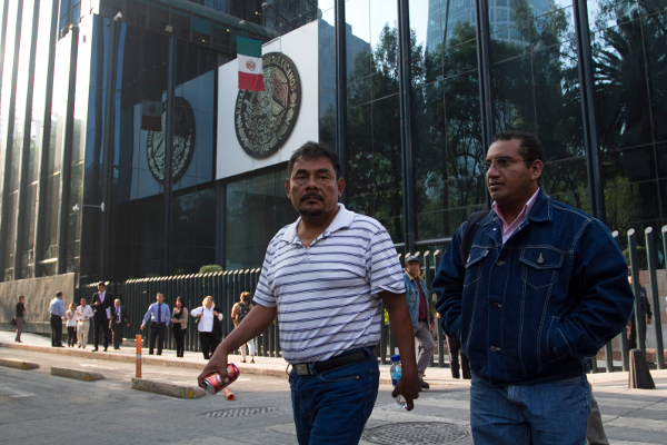 Felipe de la Cruz, vocero de los padres de los normalistas desaparecidos en Iguala, y el abogado Vidulfo González.