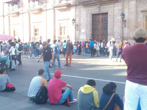 Los jóvenes estudiantes demandan audiencia con el mandatario estatal.