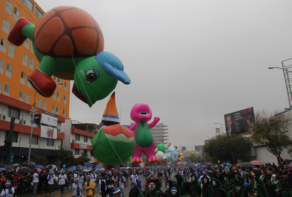 Miles de personas disfrutaron del desfile a pesar de las condiciones climáticas. 