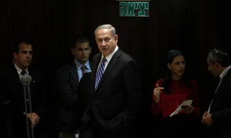 El primer ministro israelí, Benjamin Netanyahu, camina hacia su asiento parlamentario antes de la votación hoy en Jerusalén
