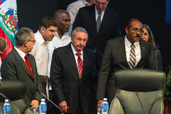 Raul Castro (c) y el primer ministro de Antigua y Barbados, Gaston Browne (d), durante la apertura de la cumbre del CARICOM en La Habana