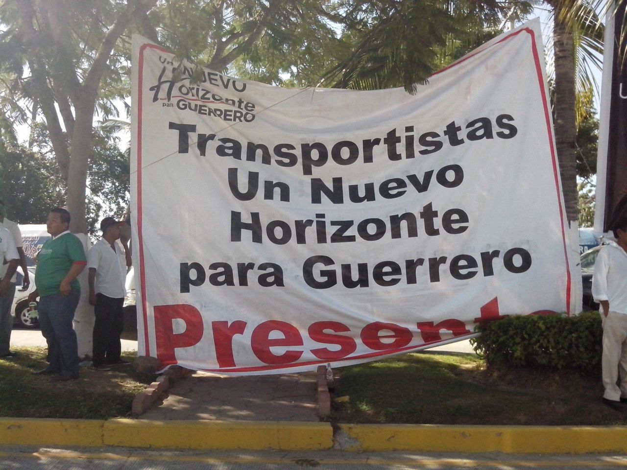 Reclaman más apoyos del gobierno a transportistas.