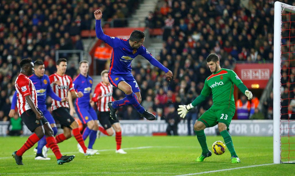 Robin Van Persie anotó los dos goles con los que el United obtuvo su quinta victoria en fila 