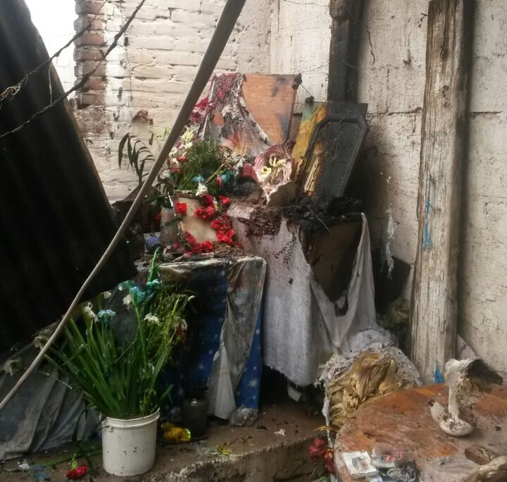 La serie de luces estaba colocada en un altar a la Virgen de Guadalupe.