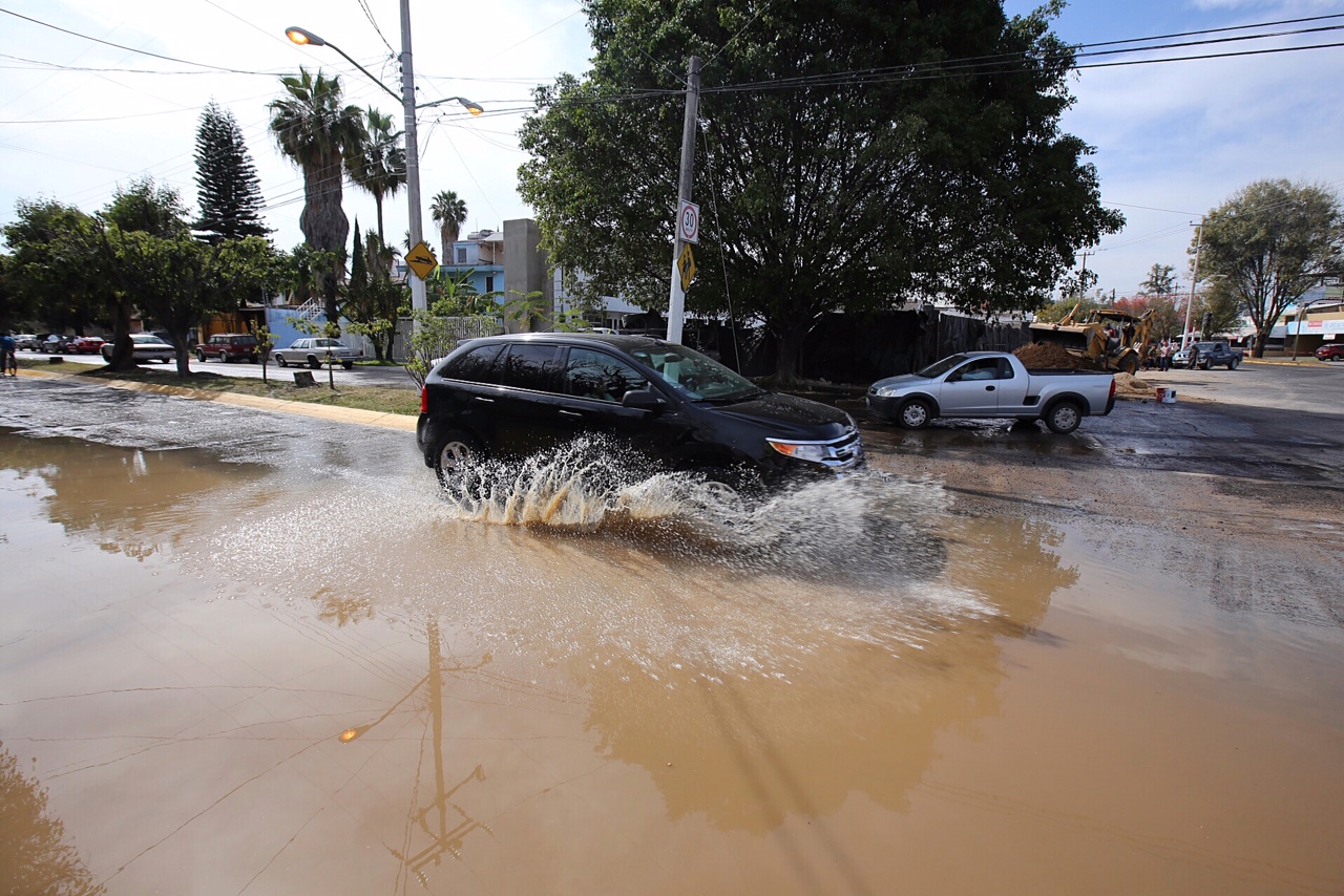 La obra se encuentra frente a una escuela