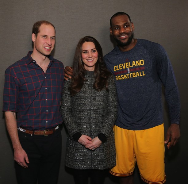 LeBron James paso su brazo sobre el hombro de  Catherine, la duquesa de Cambridge