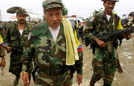 Manuel Marulanda, alias "Tiro Fijo", en una foto de archivo en su etapa de líder guerrillero en las FARC
