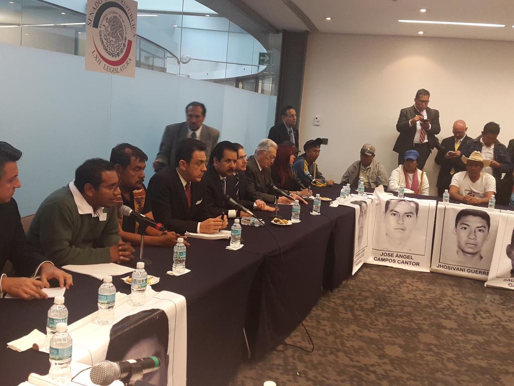 Padres de los 42 normalistas exponen a senadores sus demandas.