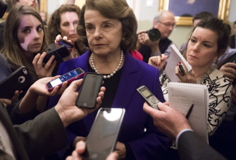La senadora demócrata por California, Dianne Feinstein (c), presentó el informe sobre las torturas de la CIA hoy en Washington
