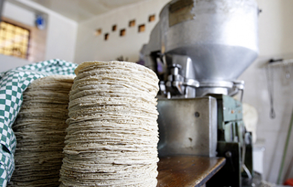 Las empresas reducen los precios de sus productos con tal de ganar clientela.