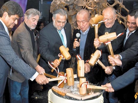 En la ceremonia de inauguración del nuevo negocio.