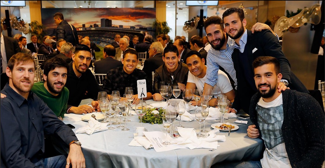 Gustavo Ayón y Javier 'Chicharito' Hernández en la cena de Navidad del Real Madrid 