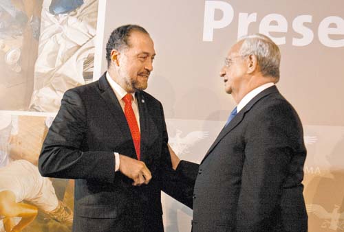 Javier Hernández y el ministro Juan Silva Meza.