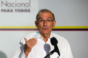 El jefe de la delegación del gobierno colombiano en las negociaciones, Humberto de la Calle, hoy en el Palacio de Convenciones de La Habana