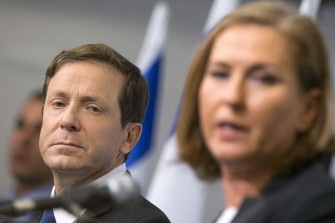 El líder laborista israelí, Haim Herzog (i), y la ex ministra y líder del HaTnuah, Tzipi Livni (d), durante el anuncio del acuerdo electoral en Tel Av