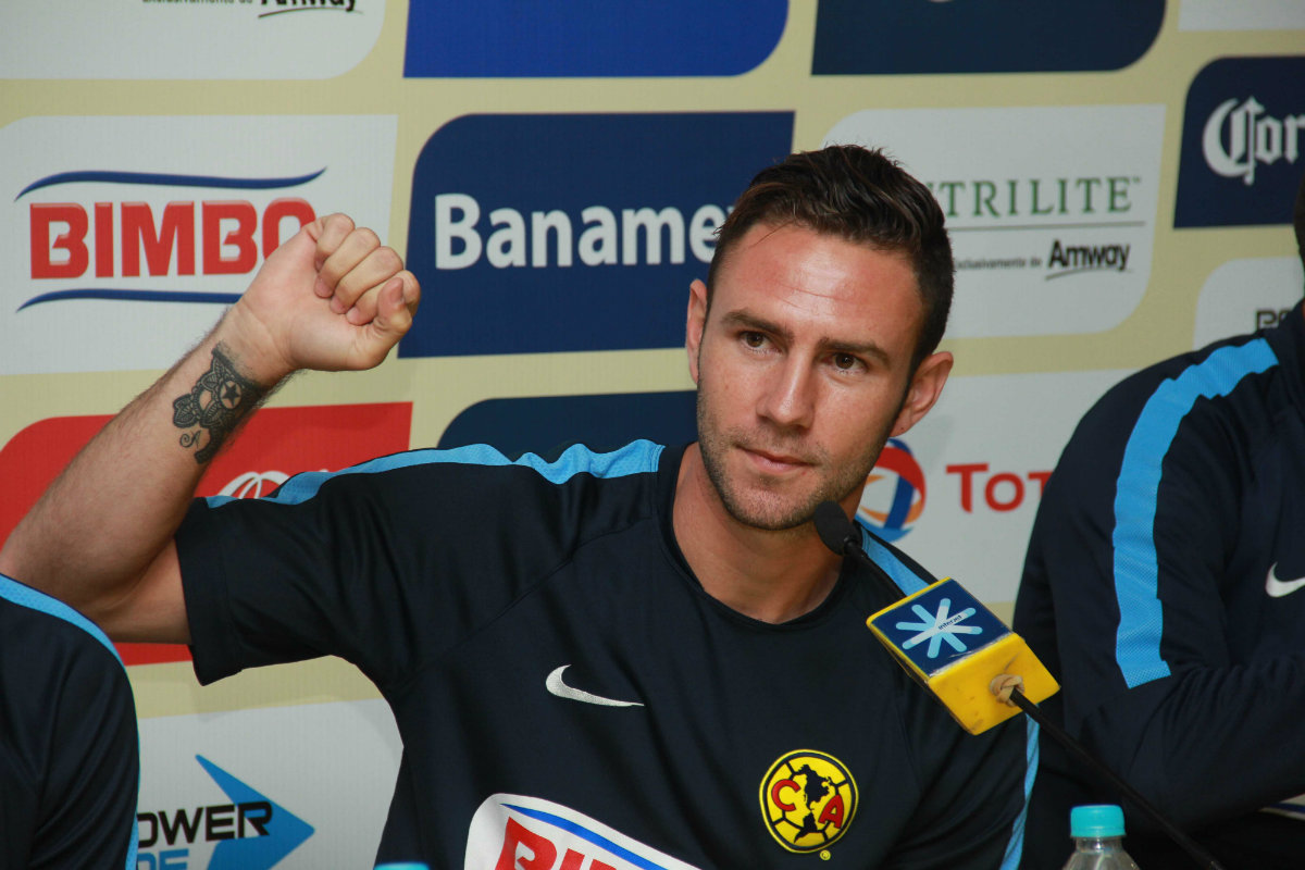 Miguel Layún mostrando su tatuaje 