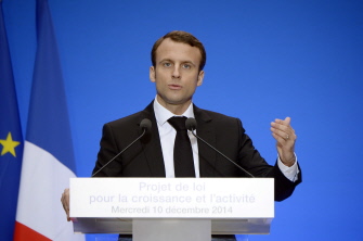 El ministro de Economía e Industria francés, Emmanuel Macron, presenta su plan económico en el Palacio del Elíseo, en París