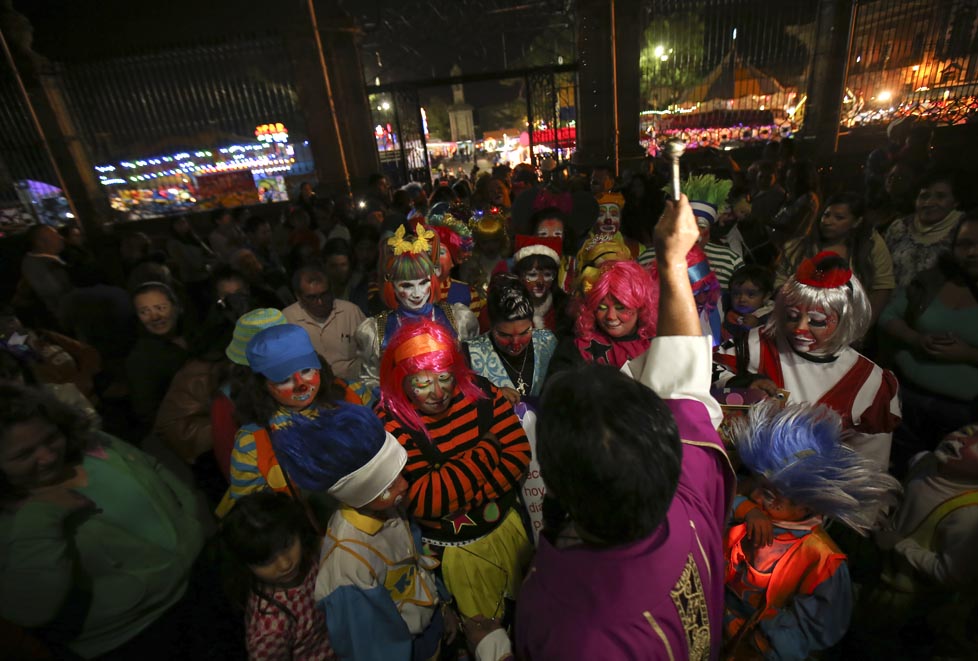 Payasos festejan su día con colorido desfile