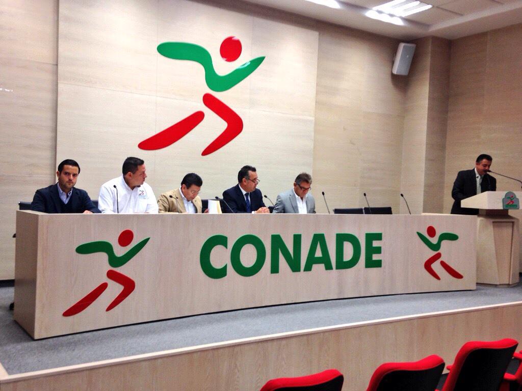 El subdirector de cultura física, José Alberto Chávez; el director general del Instituto del Deporte de Guerrero, Gonzalo Calvo y del director de Desa