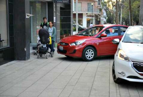 Autos estacionados en bahías o rampas, en Masaryk, serán llevados al corralón, determinaron autoridades de los gobiernos capitalino y de la delegación