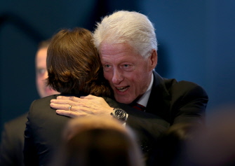  Bill Clinton saluda a líderes amigos durante la cumbre de su fundación en la University of Miami en Coral Gables, Florida