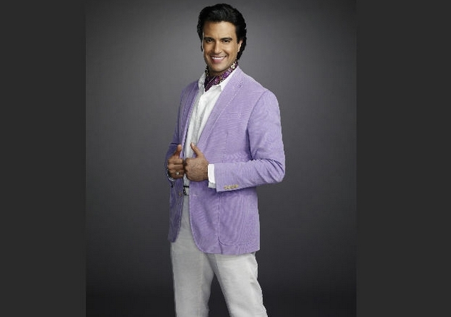 Camil interpreta a Rogelio de la Vega. 