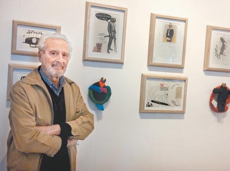 El artista recorrió todo el montaje de la muestra.