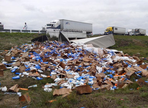 La caja del tráiler quedó destruida.
