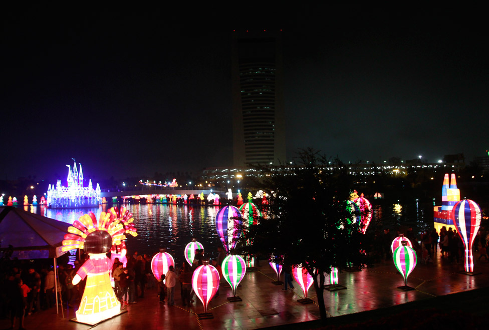Pese a la ligera lluvia de ayer, regios acudieron al espectáculo Luminasia.