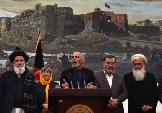 El presidente de Afganistán, Ashraf Ghani (c), se dijo "indignado" y afirmó que "no hay lugar para la tortura en el mundo actual"