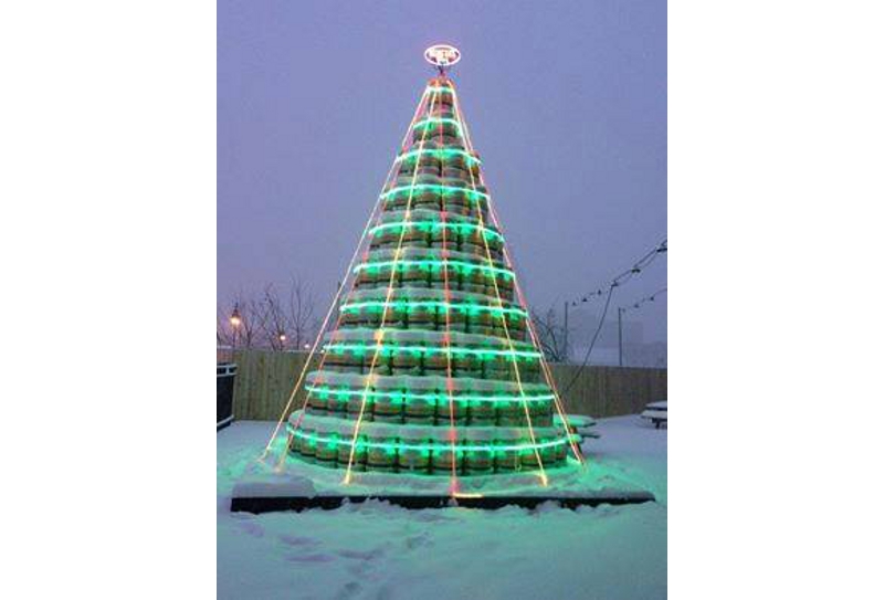 Un árbol navidad hecho con barriles de cerveza vacíos.